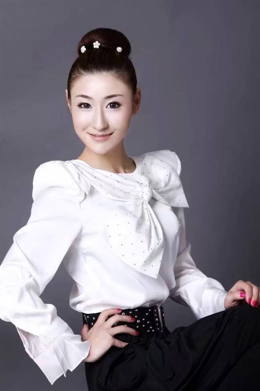 张娴(北京现代音乐研修学院音乐教育学院声乐教师)