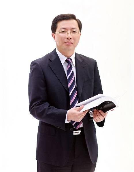 王晖(成都银行股份有限公司党委书记、董事长、代行长)