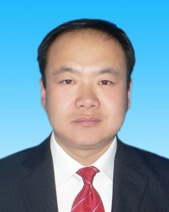 兰天（鄂尔多斯市行政审批政务服务与数据管理局党组成员、市政务服务中心主任）
