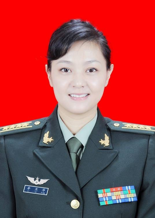 李亚萍(广州军区政治部战士杂技团团长)
