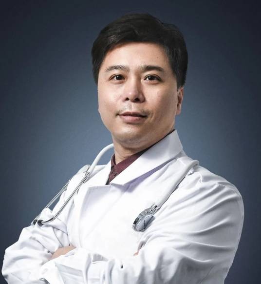 王振伟（上海中医药大学附属岳阳中西医结合医院呼吸内科副主任医师）