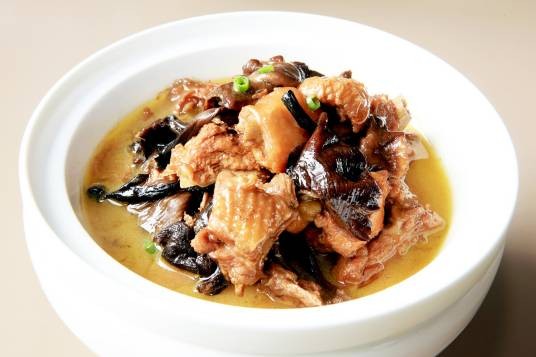 小鸡炖蘑菇（东北传统名菜）