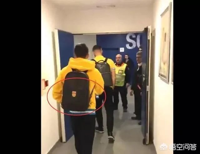 代表中国!武磊每场比赛都背着国足背包,你怎么看?