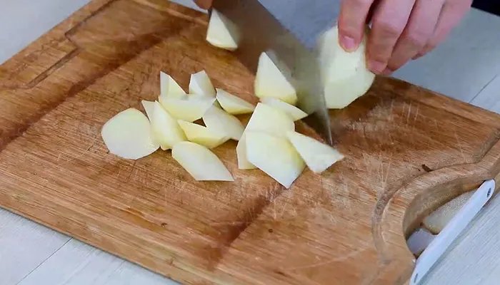 土豆炖鸡块的家常做法 土豆炖鸡块的做法