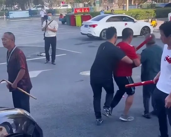 信阳一男子拦婚车讨喜钱被伴郎直接抱走,怎样看待此种婚俗?