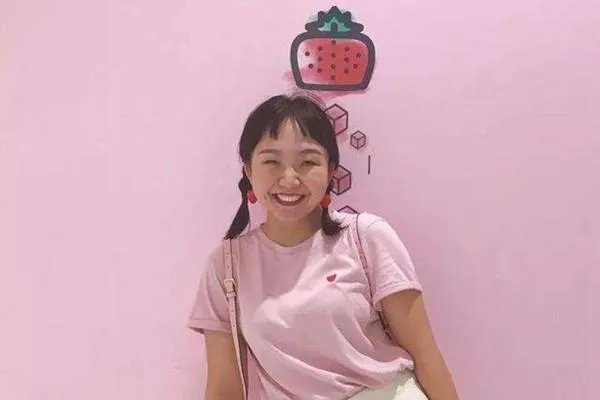 辣目洋子的本名李嘉琦,这两个名字哪一个更容易让人记住?