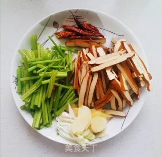 芹菜炒香干