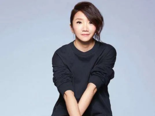 姐姐妹妹站起来的歌词是什么?