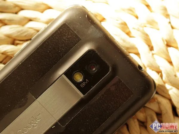 LG Optimus 2X评测 背部设计简洁