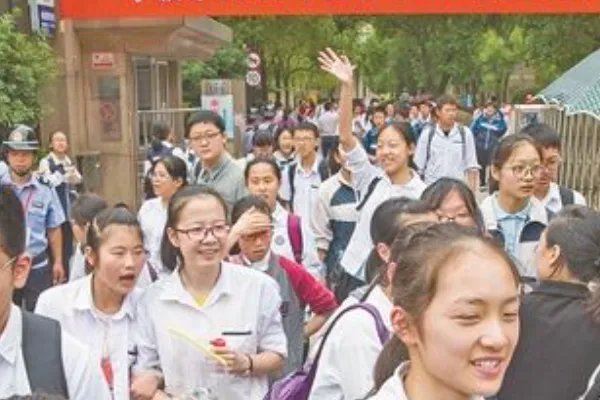 新老师进家长群打招呼，家长说欢迎老师，该怎么回答