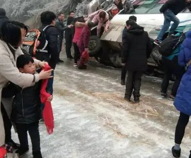 门店外结冰顾客滑倒摔飞手机,冰雪天出行应对注意什么?