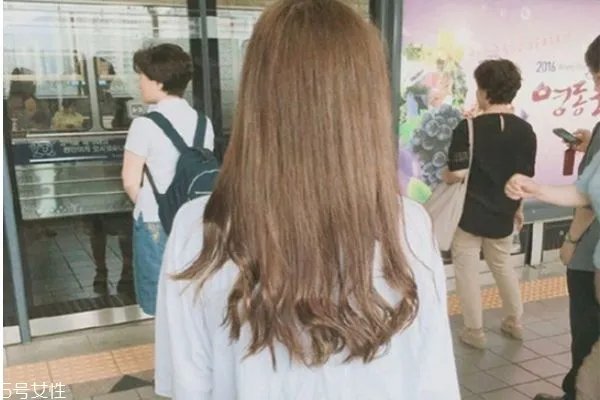 长卷发发型背影图片 学生长卷发发型图片