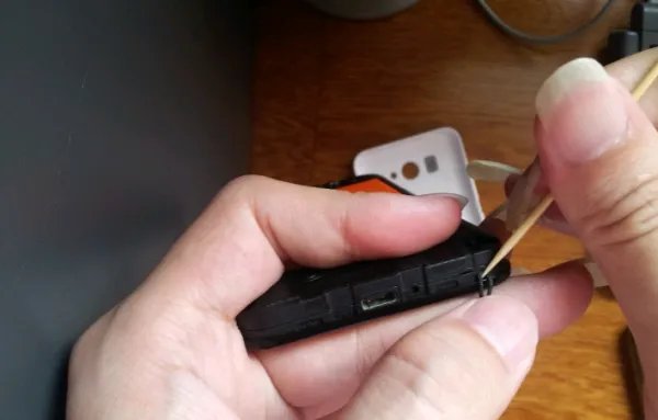 手机挂绳如何安装?