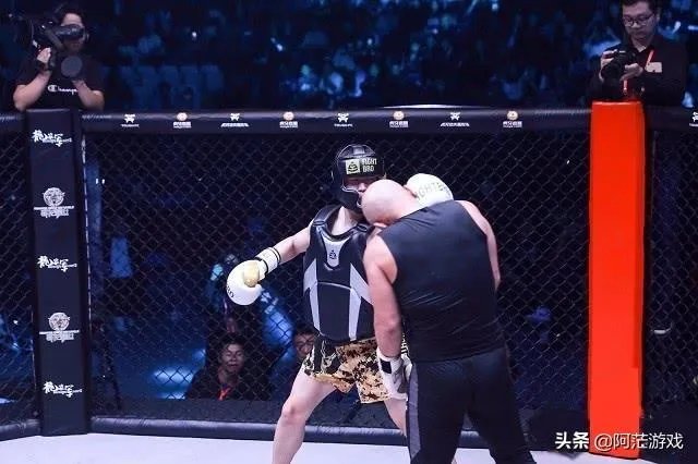 一龙KO药水哥,超过6000万人观看直播,俩人一战创造三个梗,你怎么看?