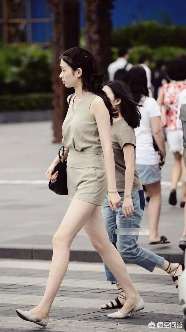 卡其色短裤配什么颜色上衣好看?