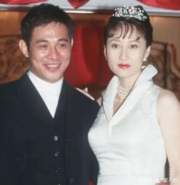 利智离开赌王后,为何与李连杰定“十年之约”,才步入婚姻殿堂?