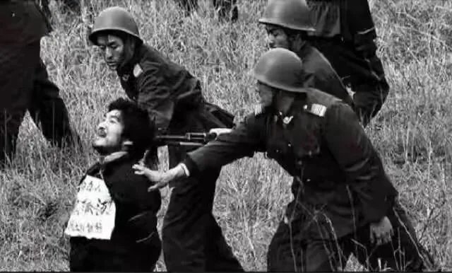死刑犯被枪毙时,为什么要张开嘴巴?
