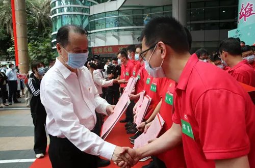 “德叔”回家啦!广东省中医院援助湖北医疗队88名英雄全体平安返院