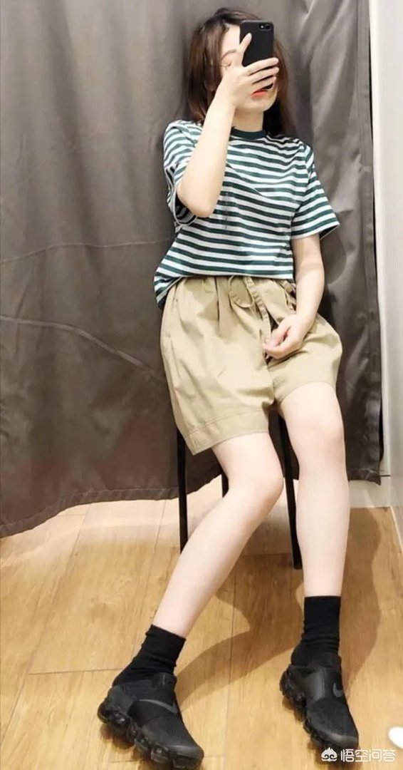 卡其色短裤配什么颜色上衣好看?