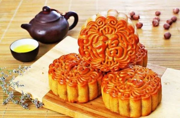 老外用胡辣汤和酸辣粉泡月饼,你觉得这么吃好吃吗?