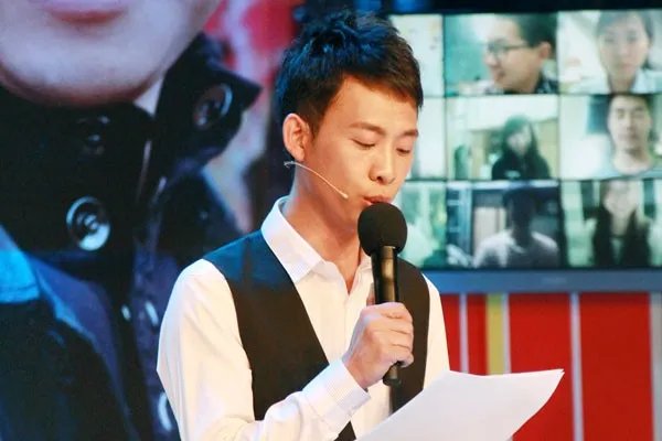 张译在某活动现场被女粉丝飞扑,男星遇到这种事情都是如何应对的?