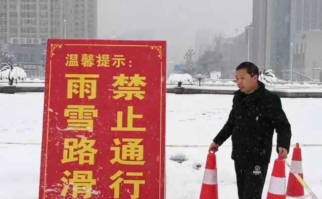 门店外结冰顾客滑倒摔飞手机,冰雪天出行应对注意什么?