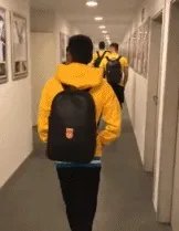 代表中国!武磊每场比赛都背着国足背包,你怎么看?