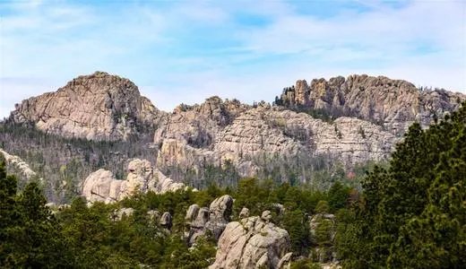 特朗普想把自己加到总统山,你觉得他够资格吗?