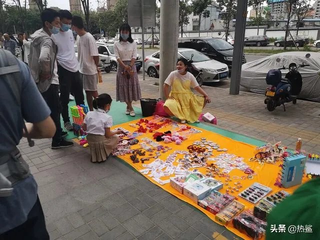 现在摆地摊卖什么赚钱？