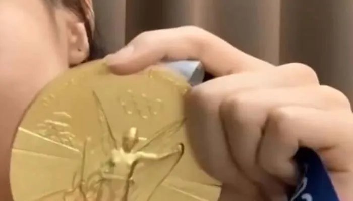东京奥组委回应“奖牌掉皮”:剥落部分是涂膜