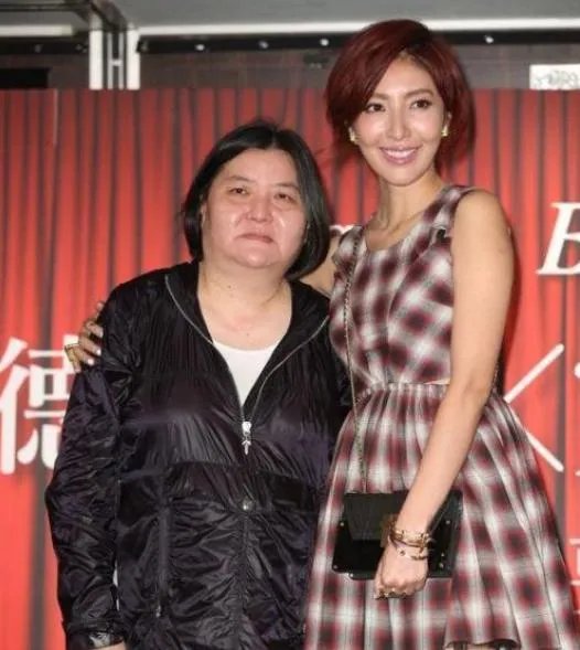 女版向华强邱黎宽:捧红了王菲,解救了林志玲,收养的是谁?