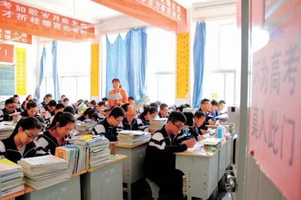一高中生上课玩手机被退学,此举措是否合理呢?