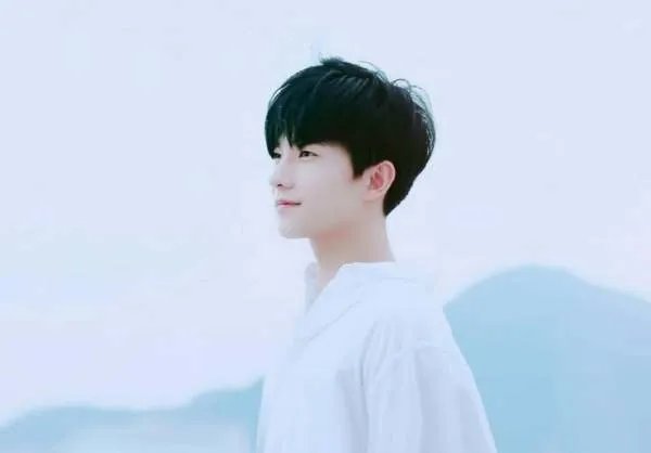 杨洋男演员有军衔吗