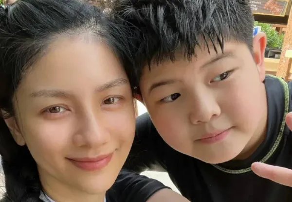 胡可在微博晒出与安吉、小鱼儿的自拍照,她的状态怎么样?