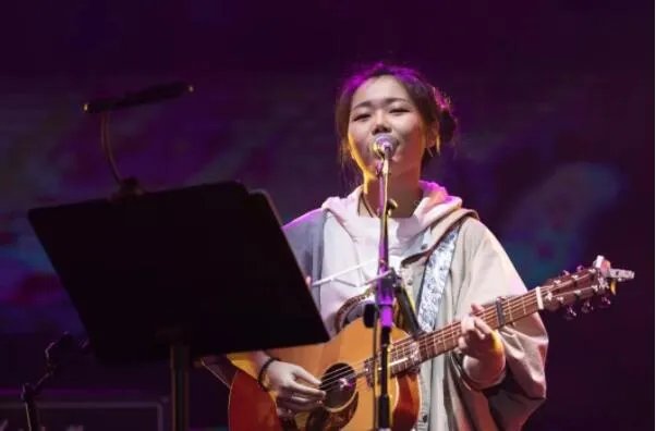 花粥歌曲排行-花粥最出名的歌曲,出山上榜,第九首最催泪