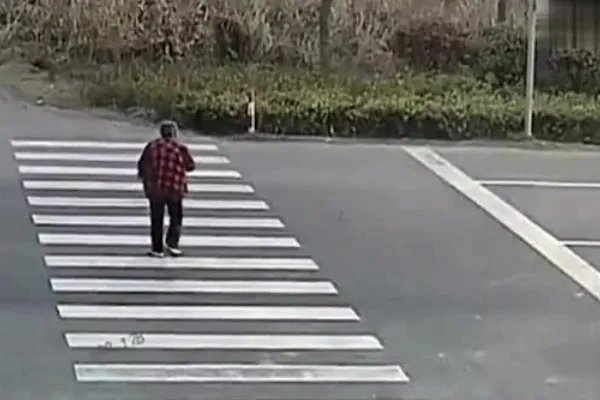 如何看待绿灯为过马路老人多亮了97秒这件事？