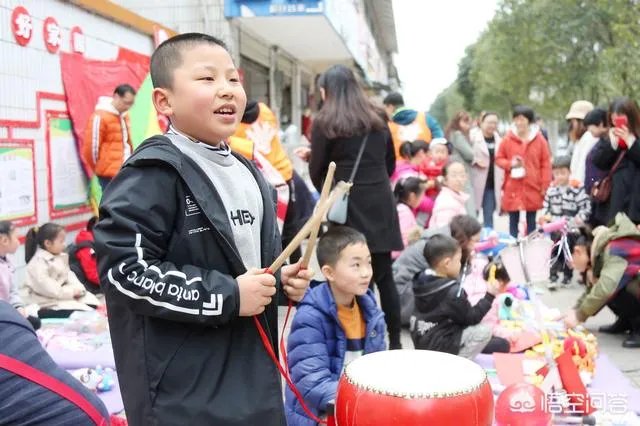 如果学校安排组织一些校服或旧物交易,这样是否是对学生进行节俭,环保的实际教育?