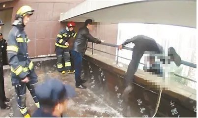 小伙欲跳楼民警21楼“飞身”救人吗？