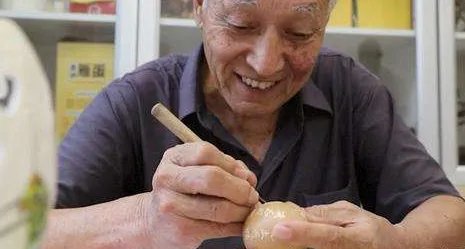 如何看待退休老师用鸡蛋刻金陵十二钗的这件事?