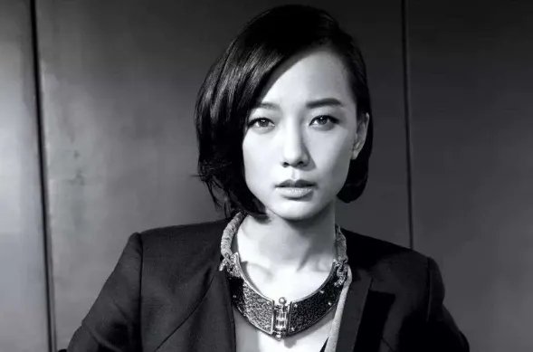 王珞丹被疯狂粉丝跪地求婚,爱一个人到底该用什么方式?