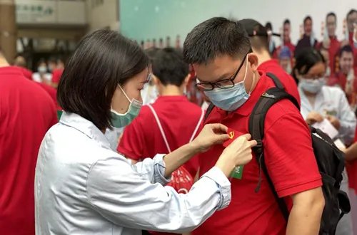 “德叔”回家啦!广东省中医院援助湖北医疗队88名英雄全体平安返院