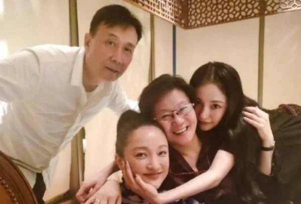 杨幂晒与周迅李少红的罕见合影,这三个娱乐圈女强人有什么缘分和交集?