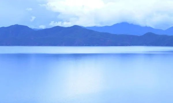 平静的湖面什么,像什么?