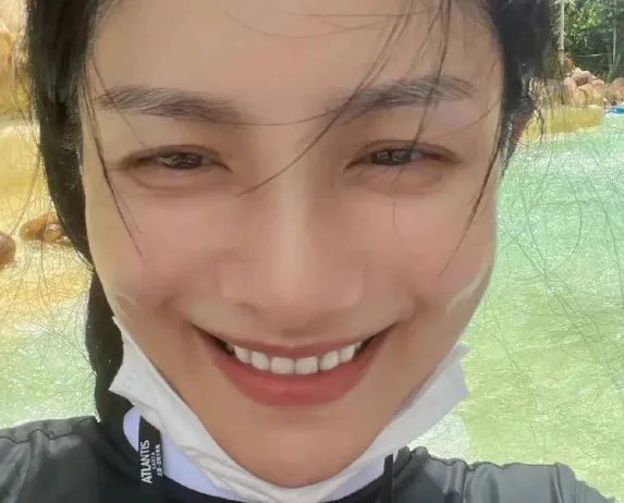 胡可在微博晒出与安吉、小鱼儿的自拍照,她的状态怎么样?