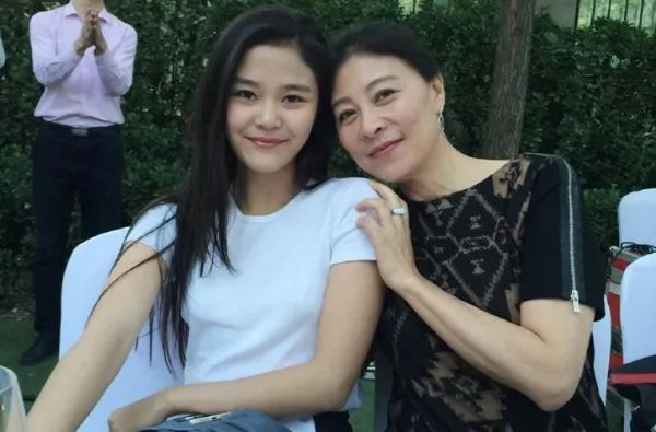 出道16年的岳红女儿,生父是谁现在知道了吗?