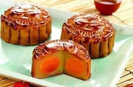 老外用胡辣汤和酸辣粉泡月饼，你觉得这么吃好吃吗？
