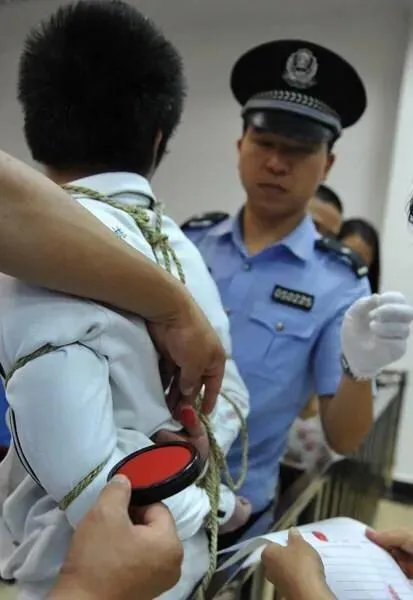 死刑犯被枪毙时,为什么要张开嘴巴?