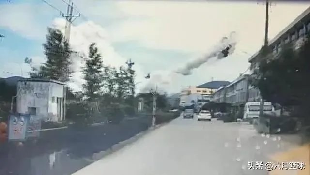 浙江温岭油罐车突发爆炸,汽车被炸飞4层楼高,怎么回事?