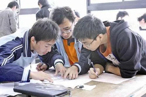 大学毕业摆摊卖水被骂没出息,你认同吗?