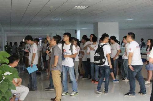 大学毕业摆摊卖水被骂没出息,你认同吗?